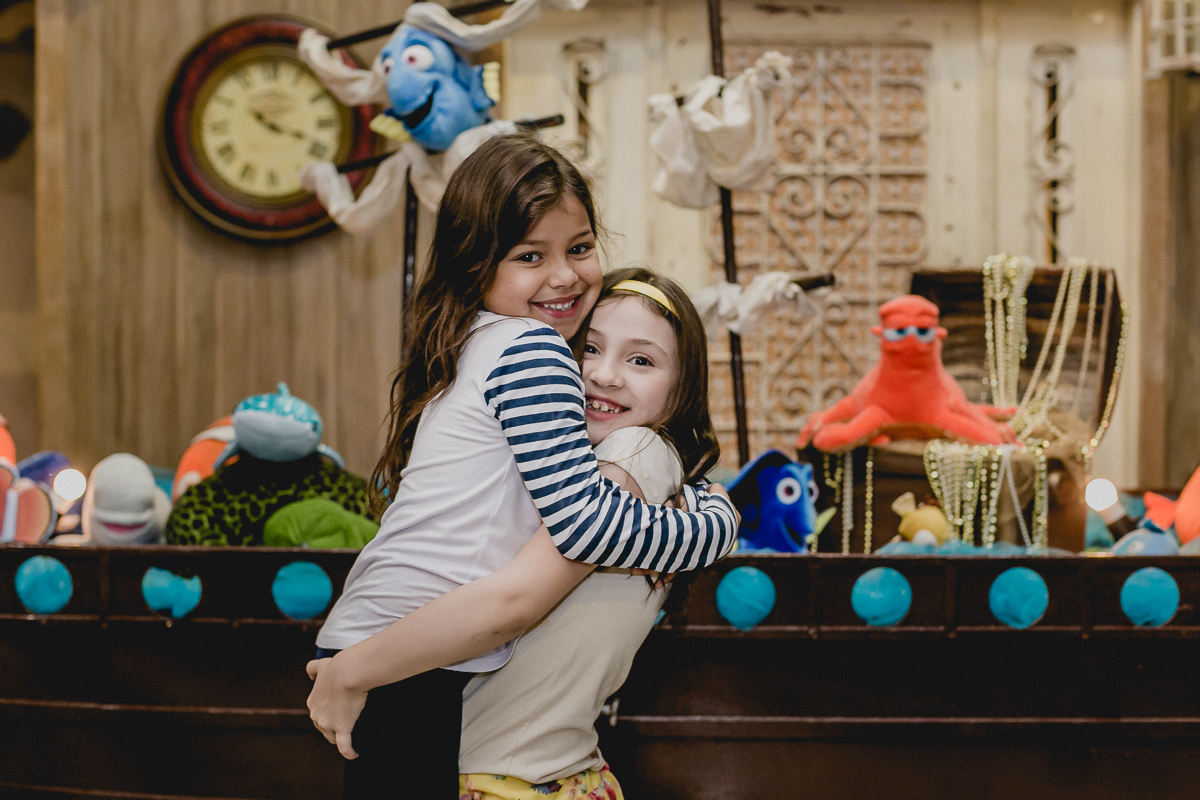 abraçando a amiguinha