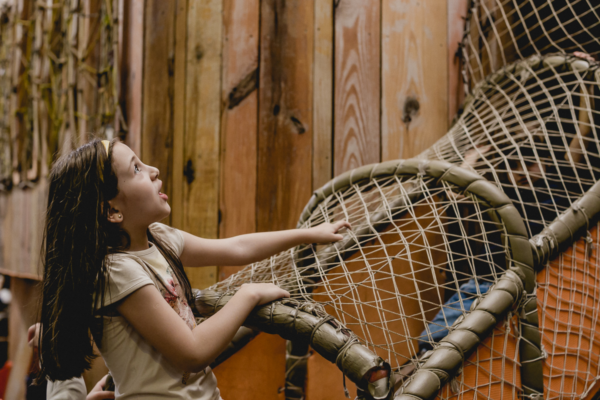 mariana brincando no escorregador