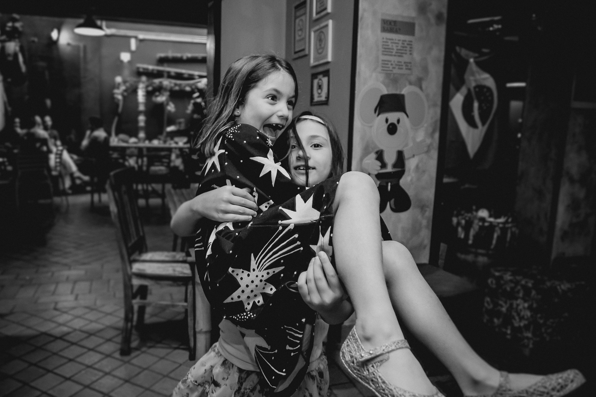 recebendo a amiguinha pegando no colo