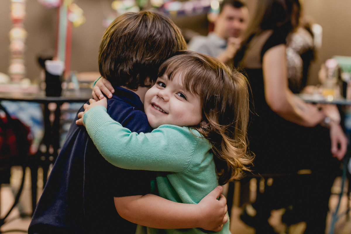 amiguinha abraçando o thiago
