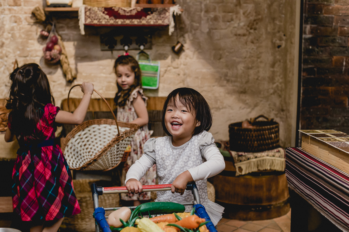 fazendo compras no mercadinho do buffet