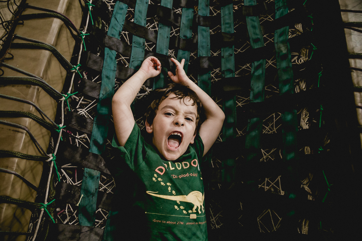 amiguinho brincando na ponte