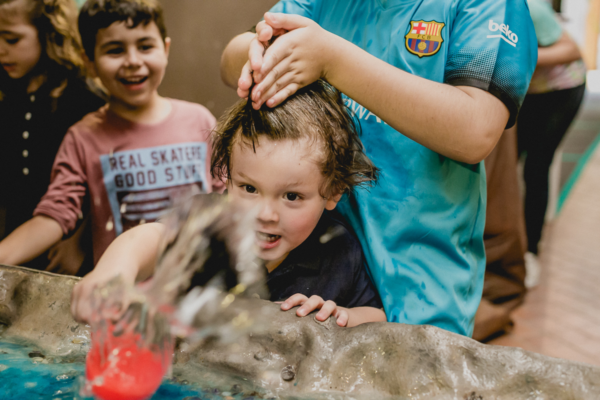 primo bagunçando o cabelo do thiago que joga agua pra cima