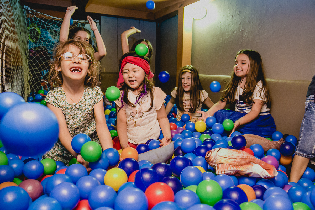 fazendo bagunça na piscina de bolinhas