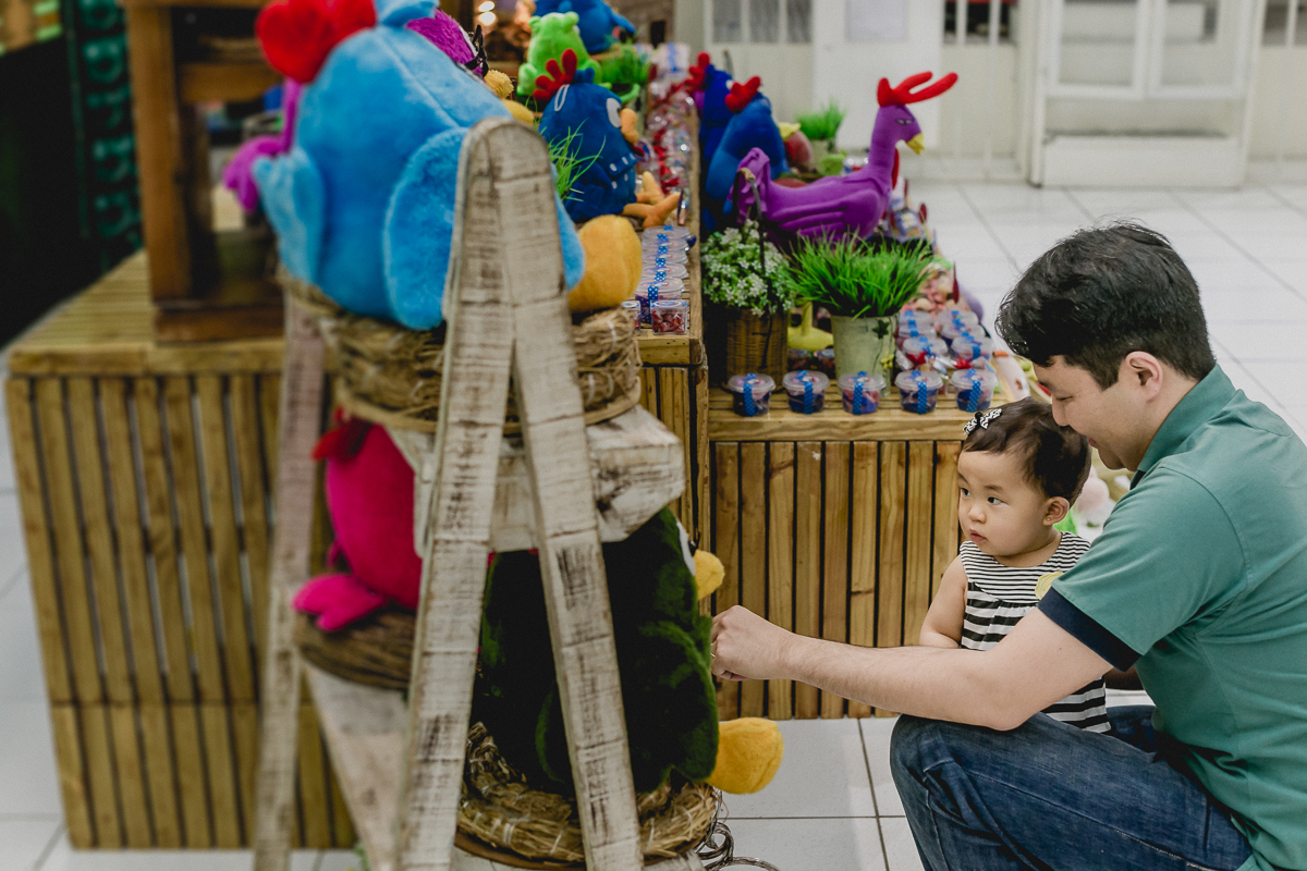 papai mostrando detalhes da mesa da galinha pintadinha
