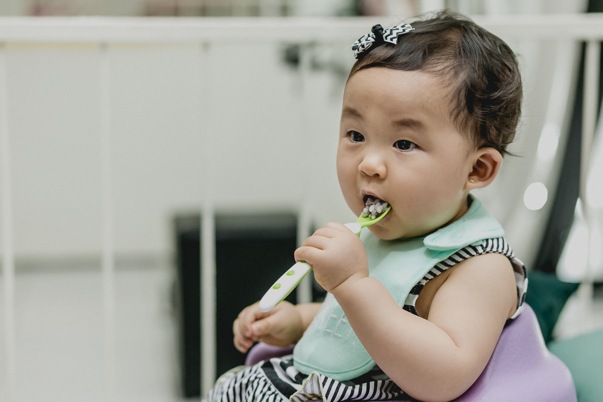 emily comendo papinha sozinha