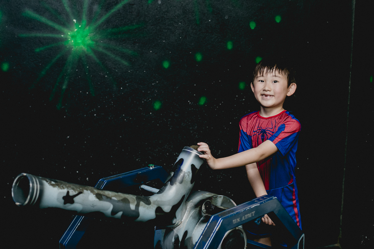 convidado brincando com o canhão de bolinhas