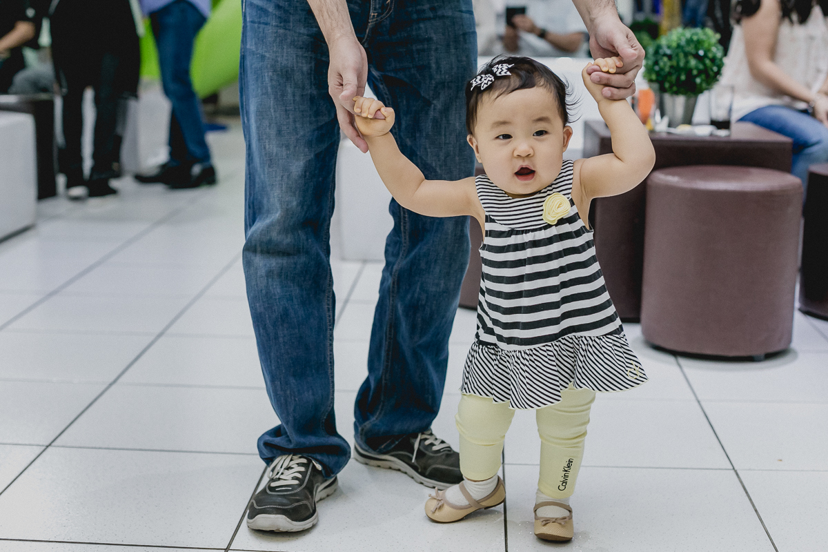 emily andando pelo buffet