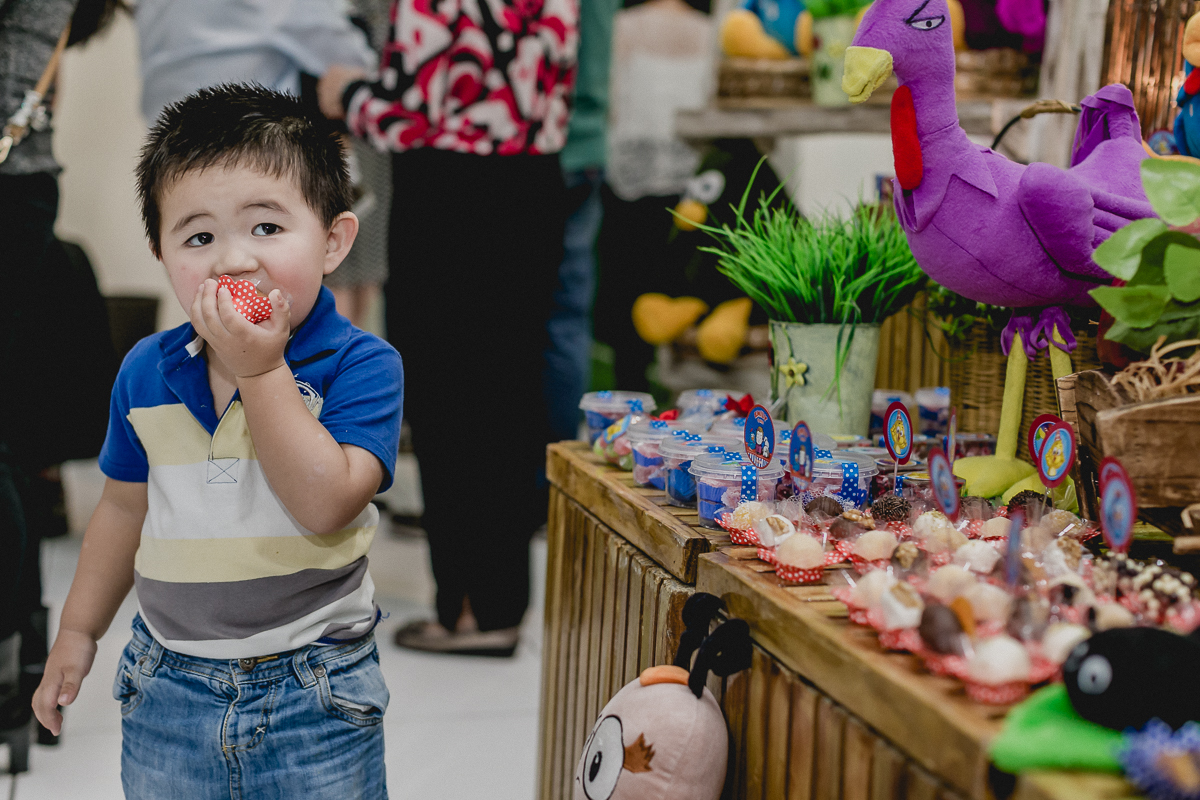 convidado comendo docinho da mesa