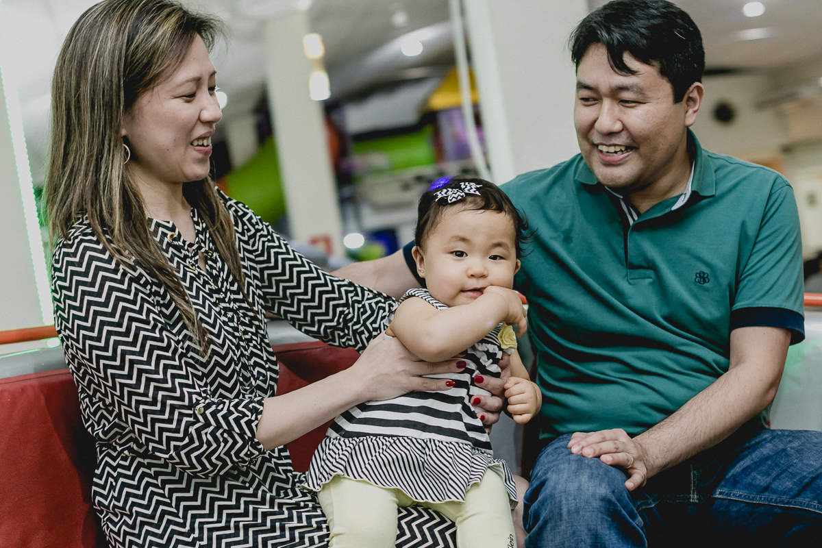 emily brincando com os pais no labamba