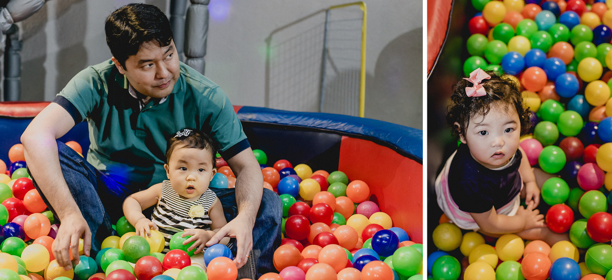 emi, papai e livia brincando nas bolinhas