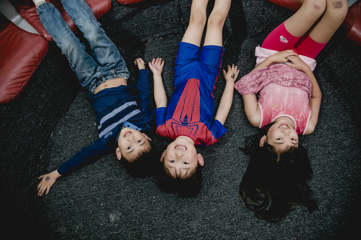 amigos detaidos no chao do labamba