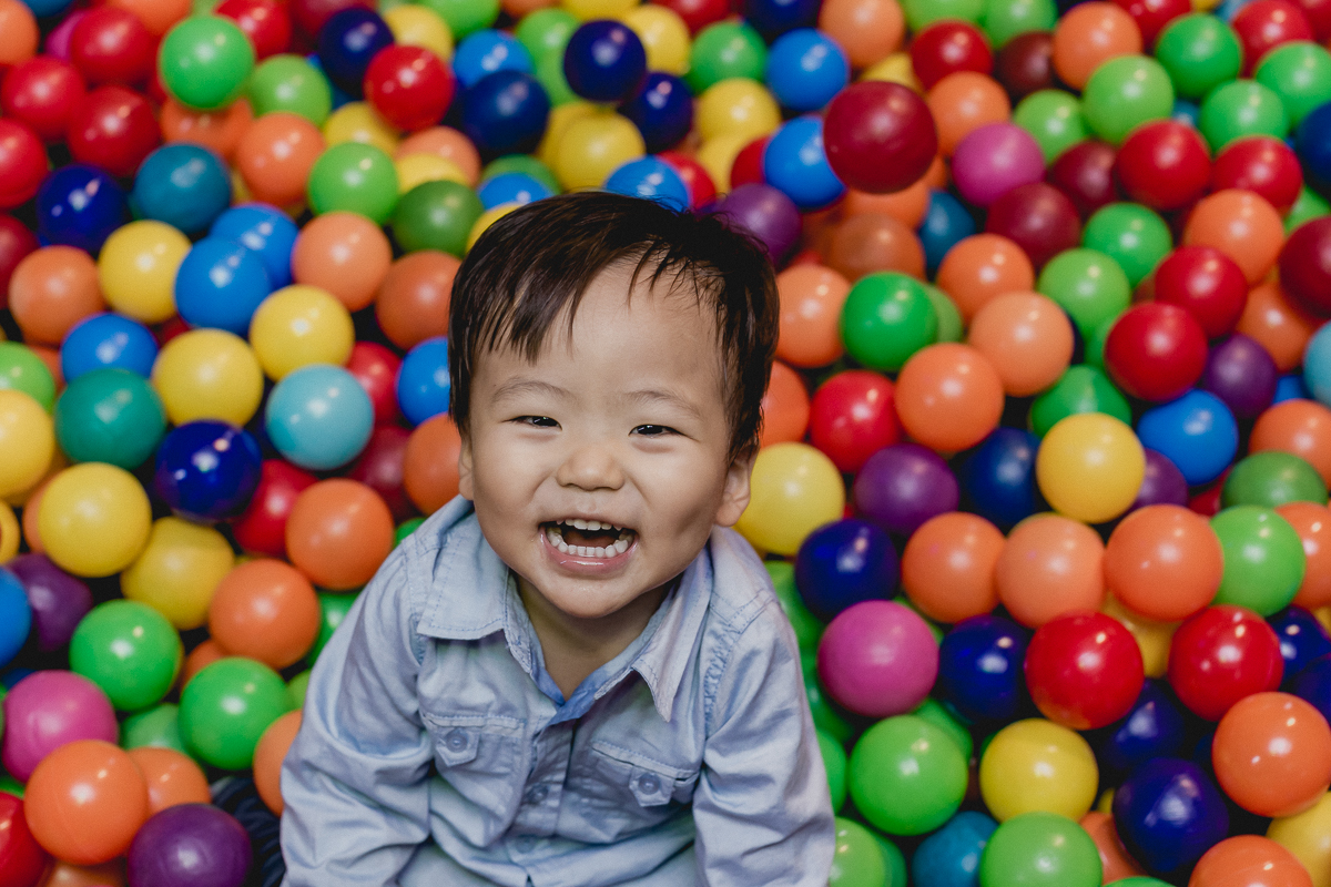 amiguinho jogando bolinhas