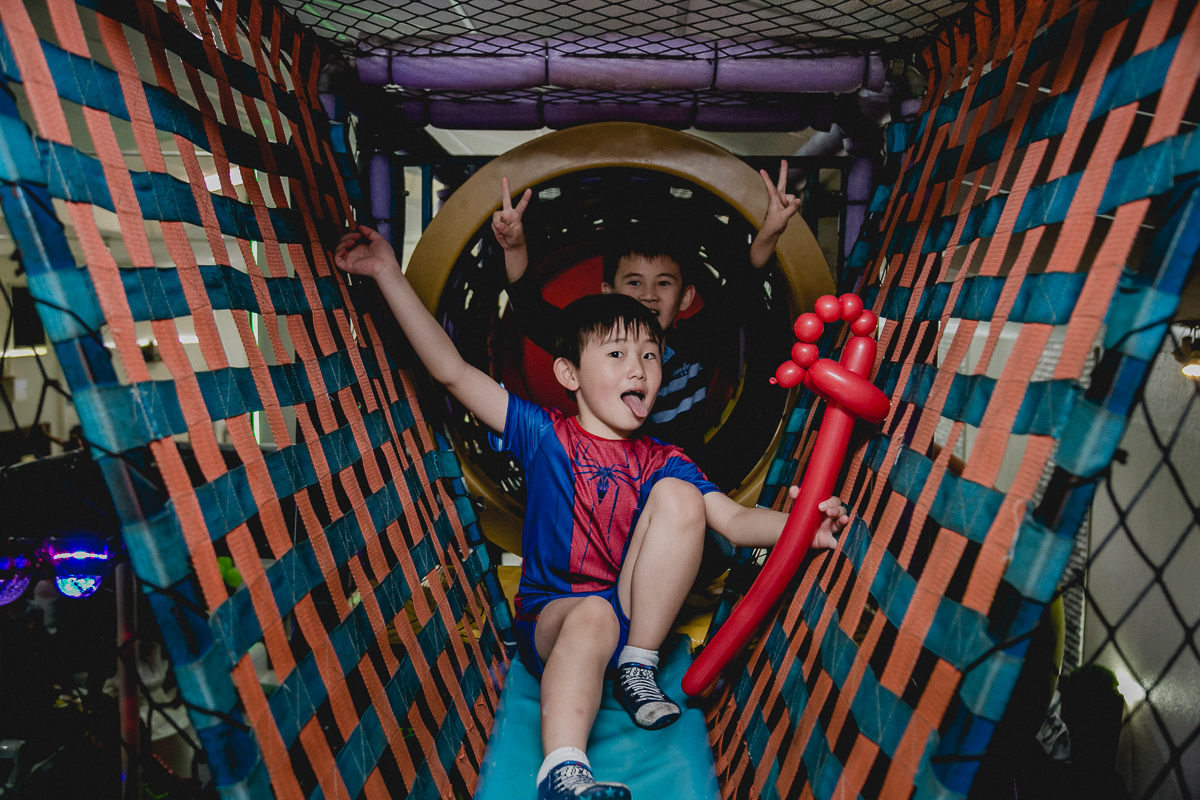 amigos brincando no brinquedão