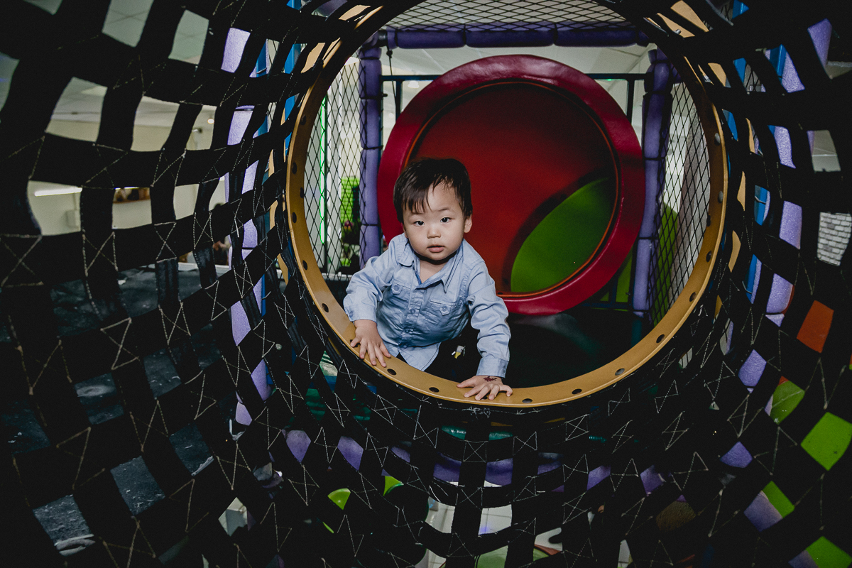 amiguinho no tunel do brinquedao