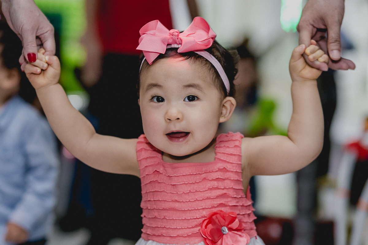 emily dançando com os pais