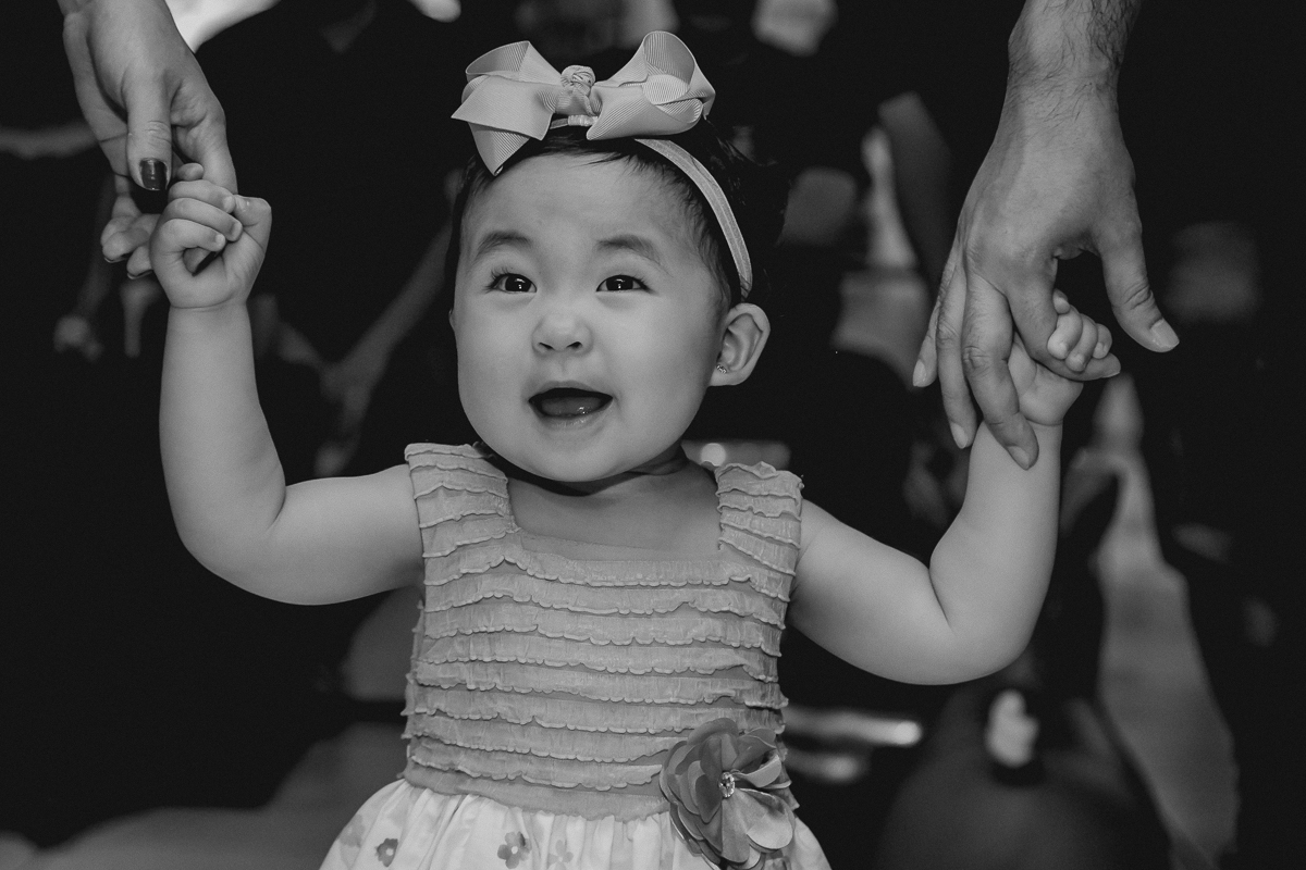 emily dançando com os pais