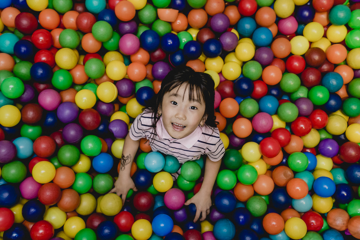 amiguinha convidada brincando na piscina de bolinhas
