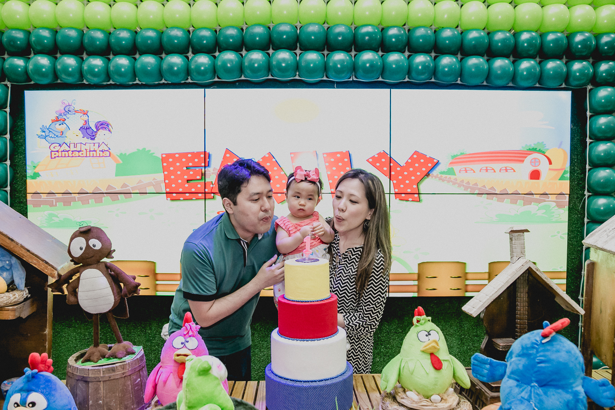 assoprando a velinha depois do parabens