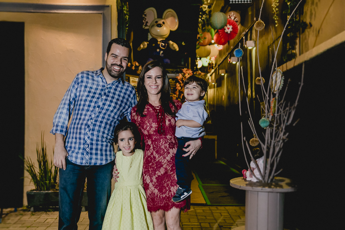 Familia na fachada do Buffet Miniland