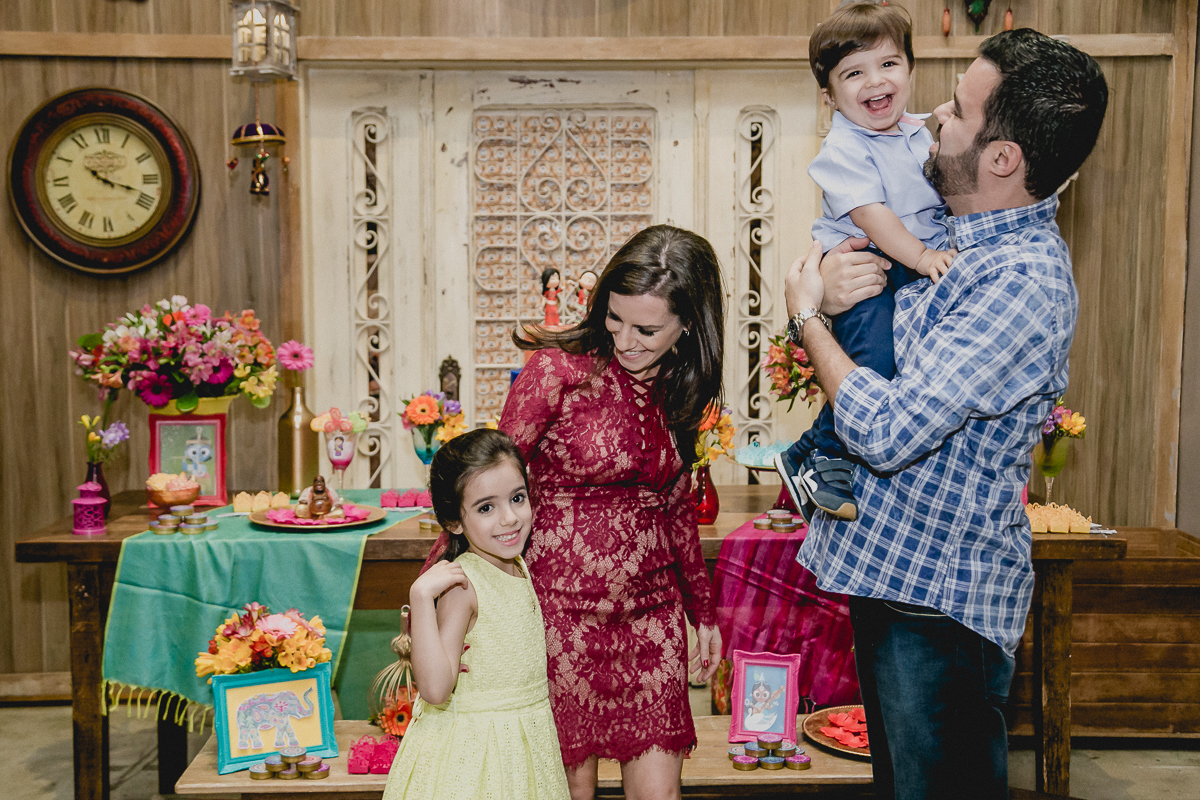 foto brincando com a familia na frente do bolo