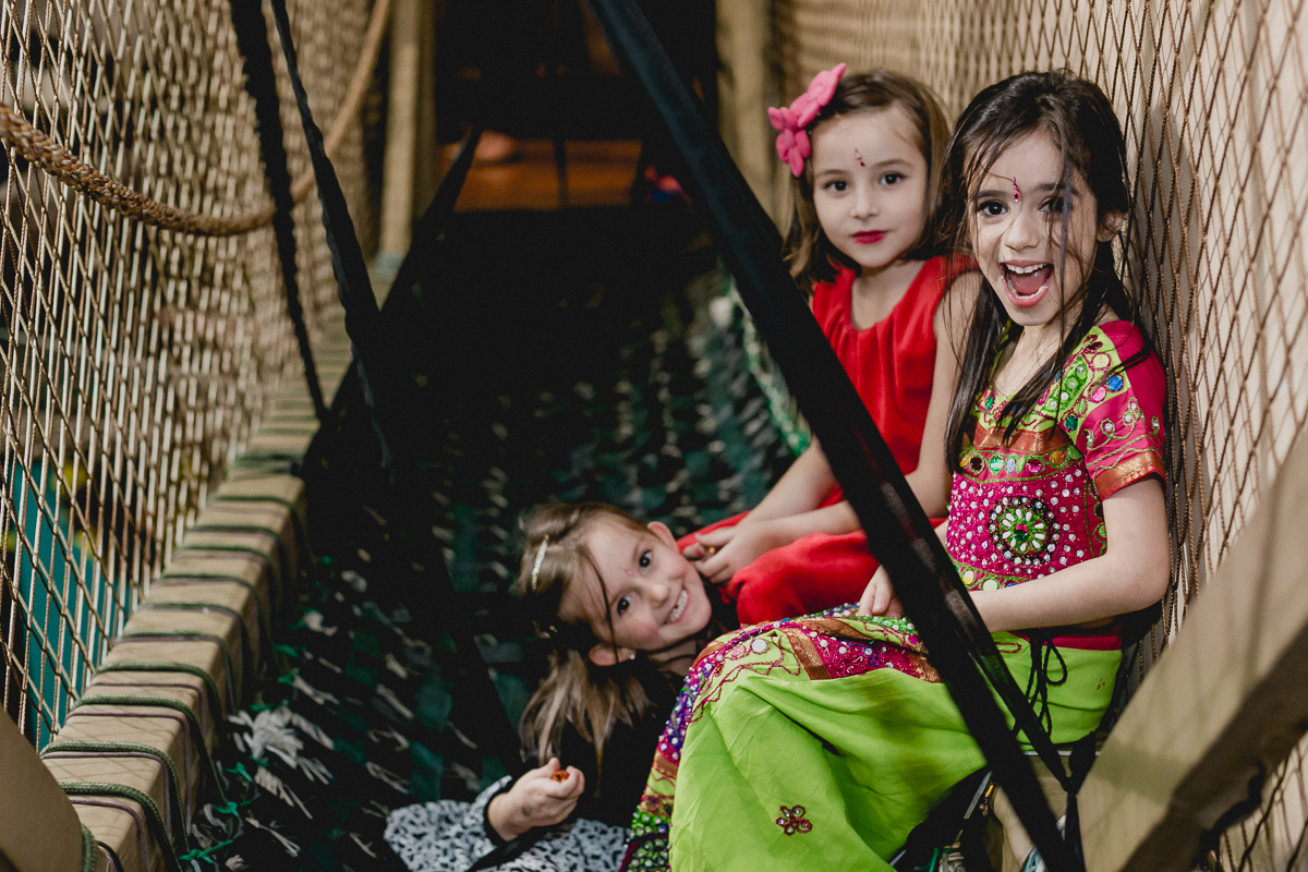 lara e amigas brincando na ponte