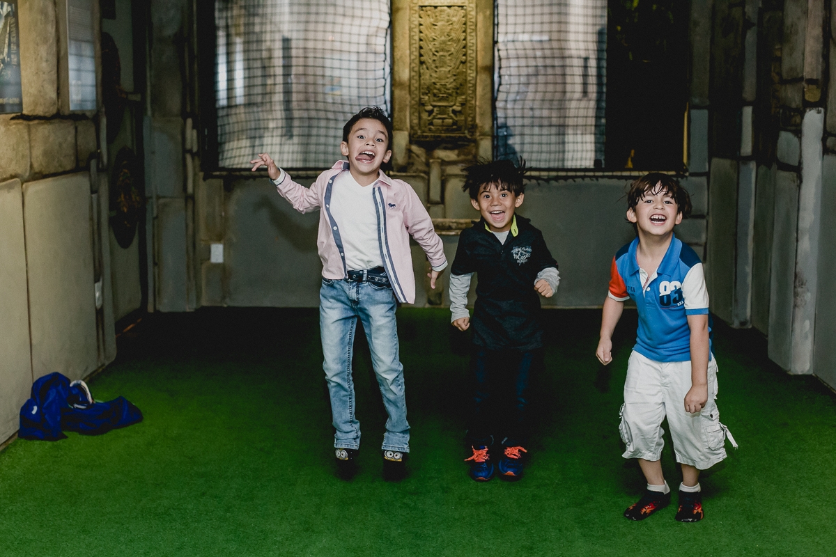 amigos pulando de alegria