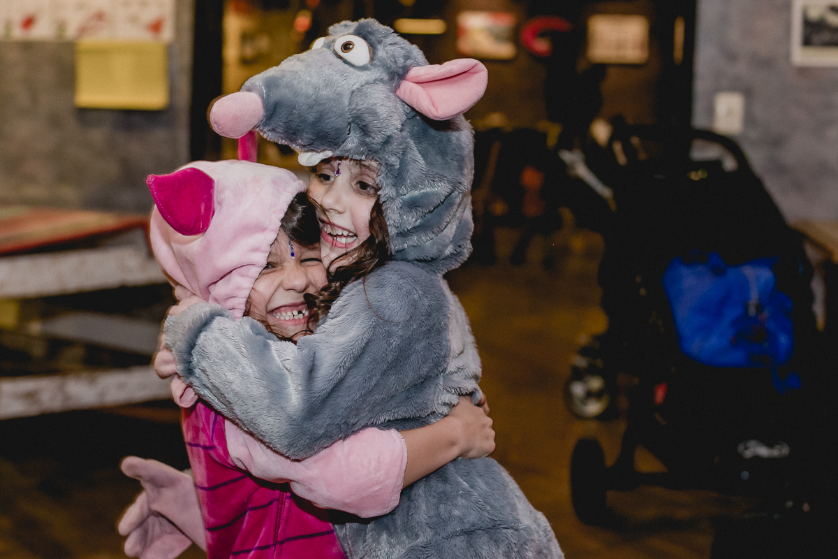 abraço gostoso com a amiguinha