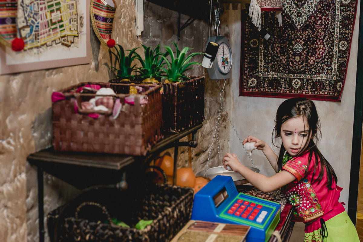lara fazendo compras no mercadinho do buffet