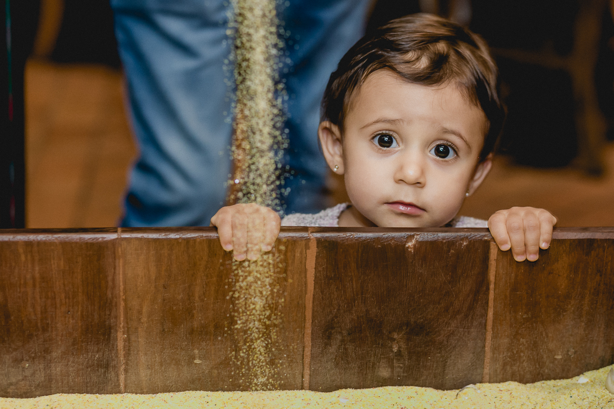 retrato da convidada caindo areia