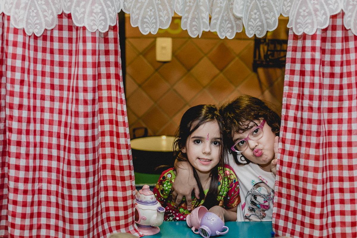 lara e amiguinha na janela