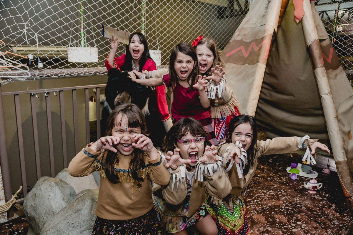 amiguinhos imitando um urso