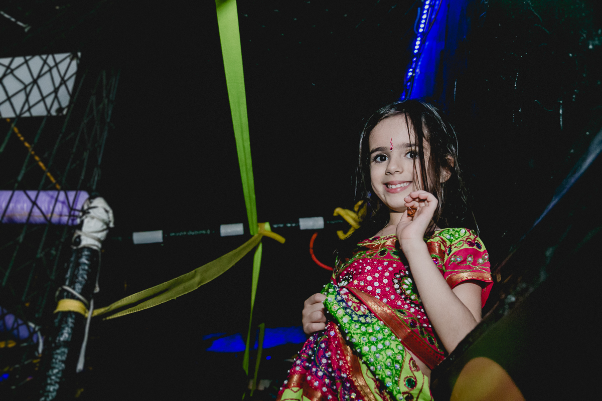 lara brincando na nave espacial