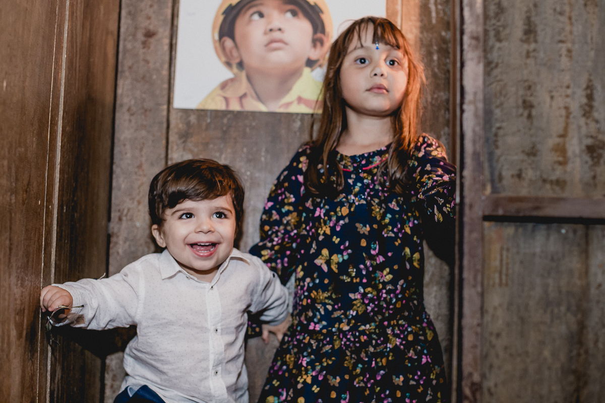 sorrindo e se divertindo