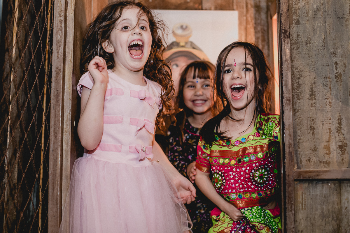 lara e amiguinhas se divertindo