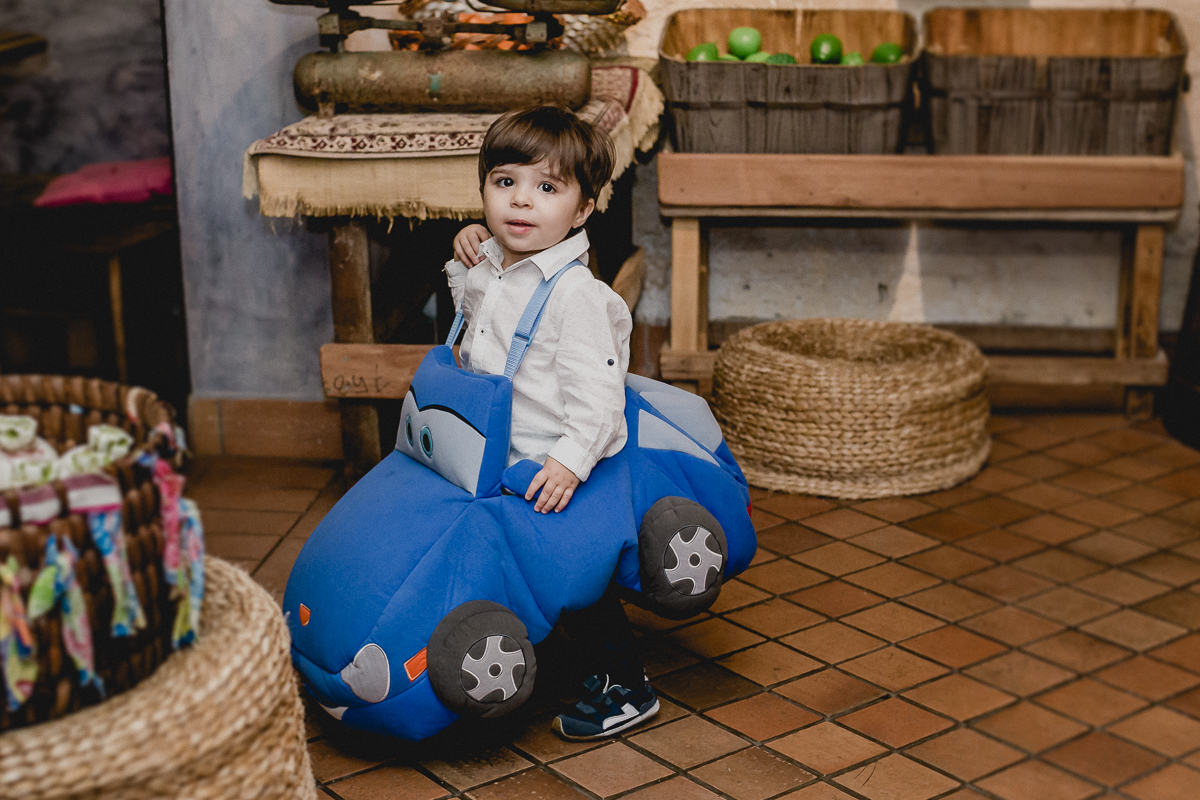 amiguinho guilherme vestido de carros