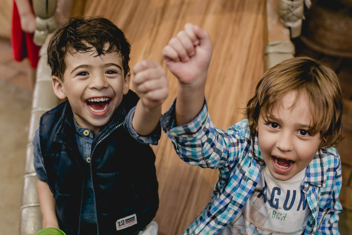 comemorando com o amigo