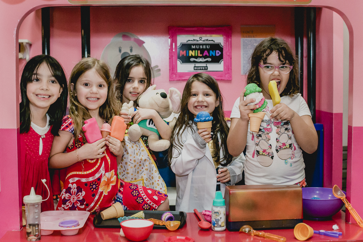 amiguinhas brincando no carrinho de sorvete