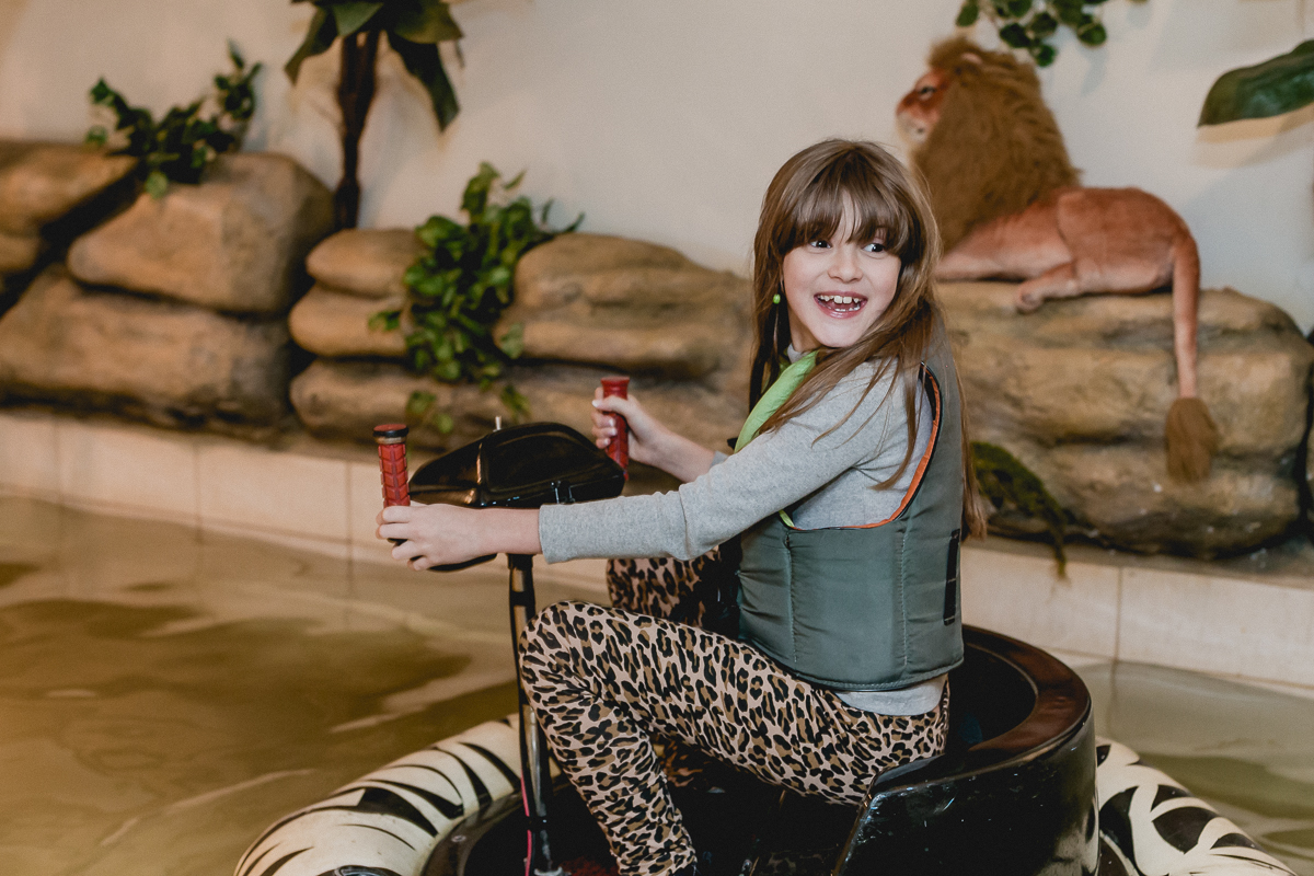 convidada brincando no carrinho aquatico