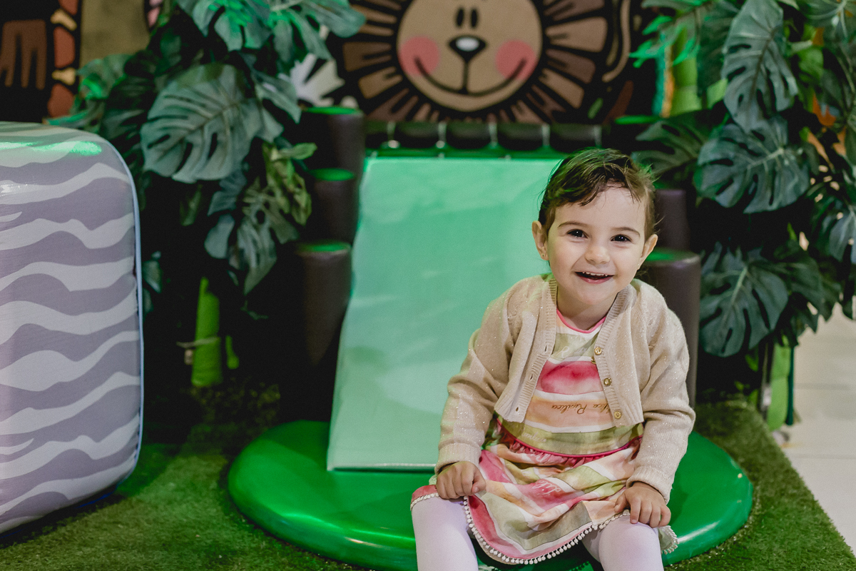 Luiza sorrindo na area baby