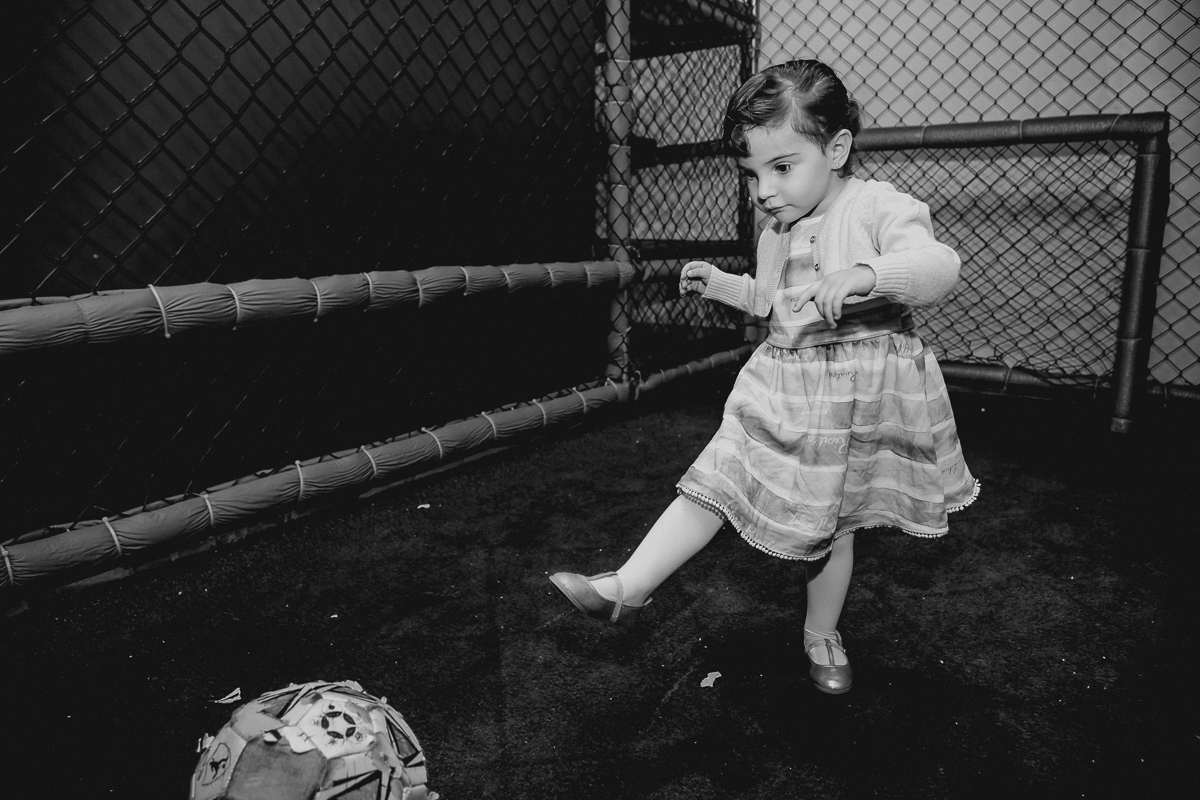 Luiza jogando futebol