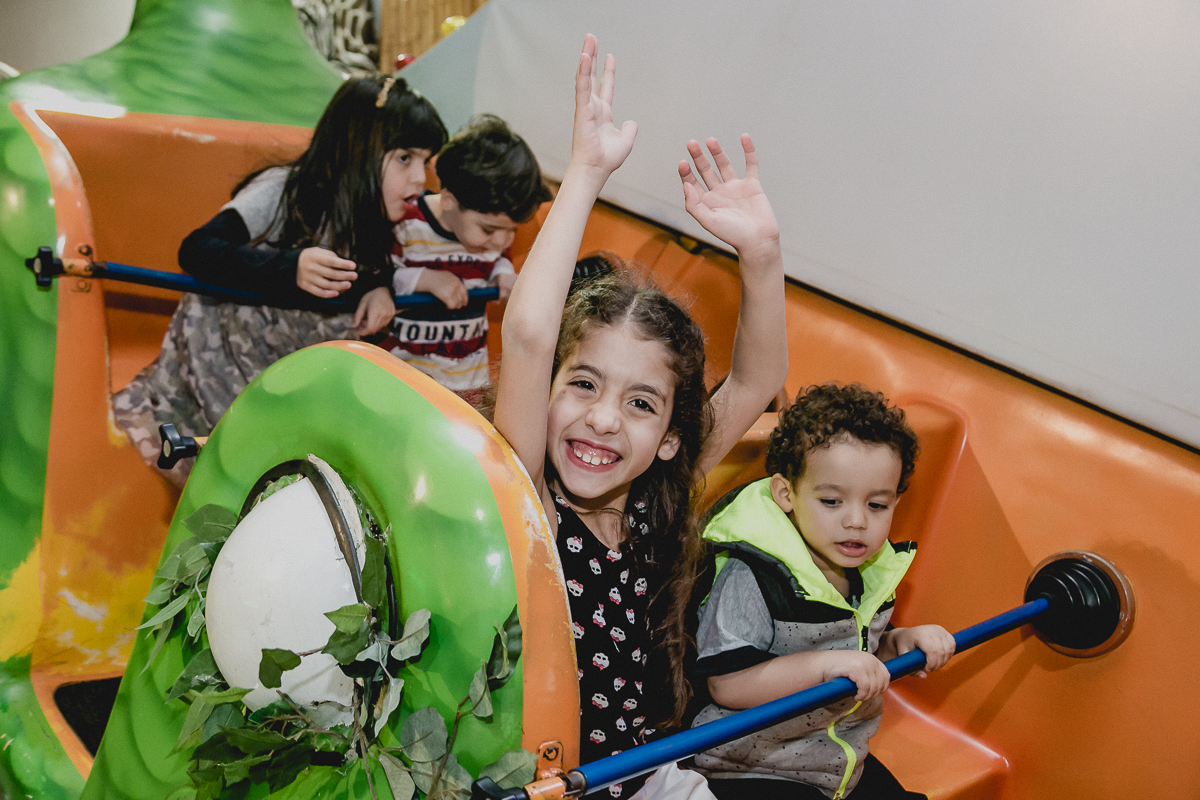amigos com as maos para cima no barco viking