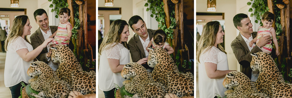 luiza e familia brincando com os tigres