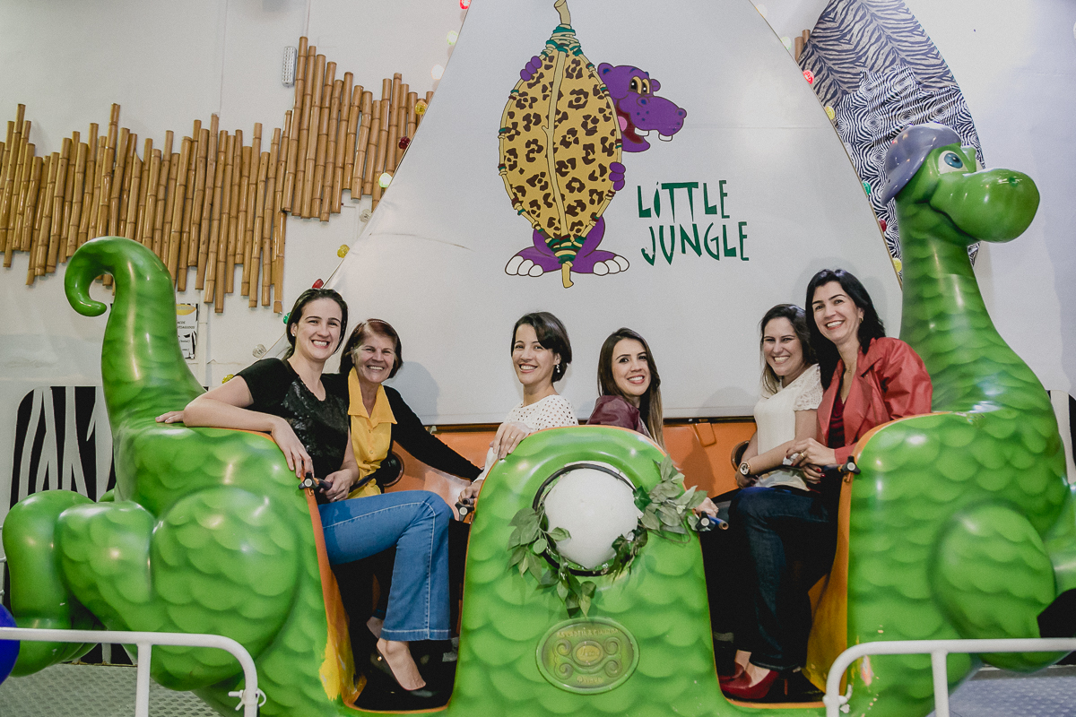 Mãe e convidadadas brincando no barco viking