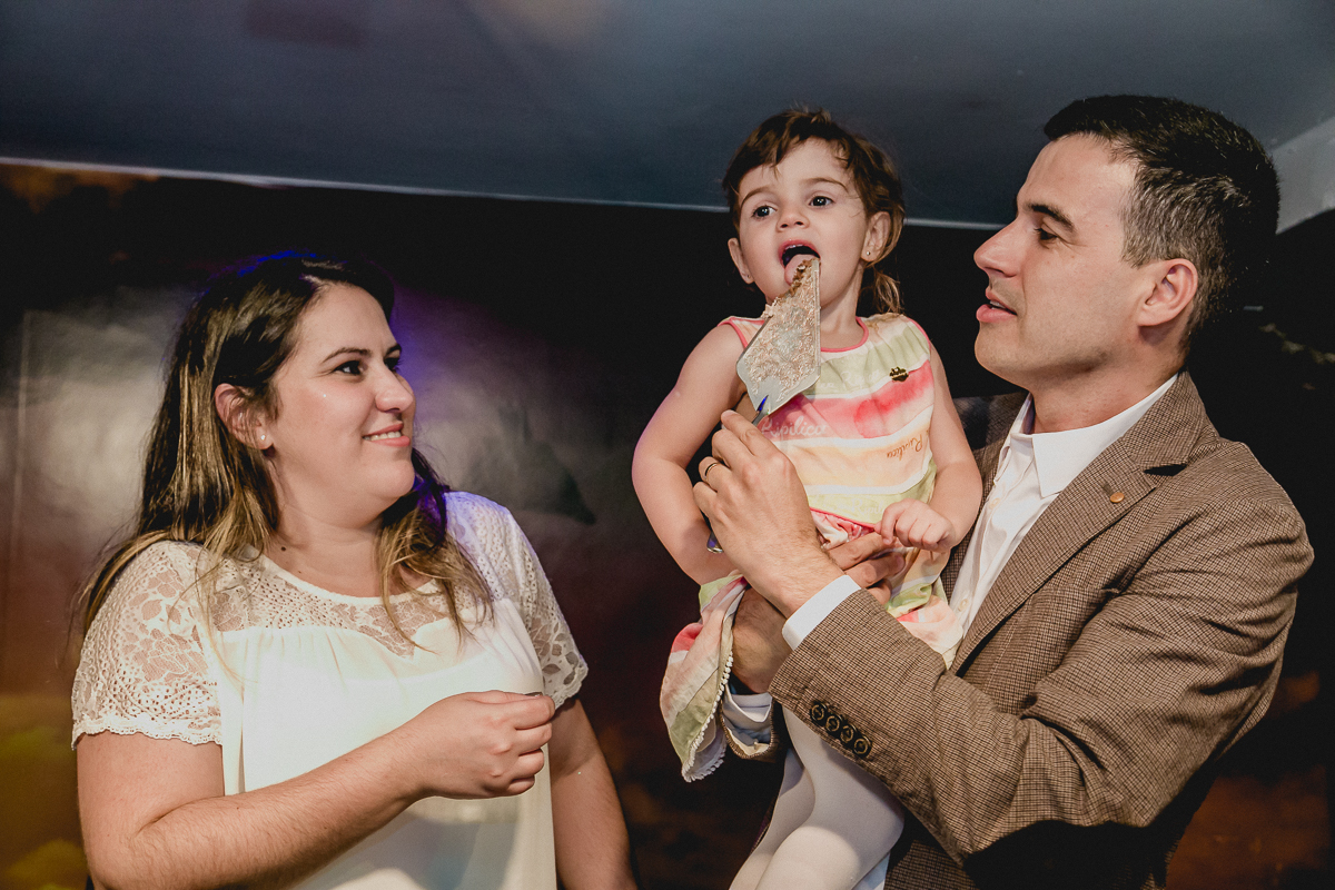 luiza lambendo a espátula do bolo