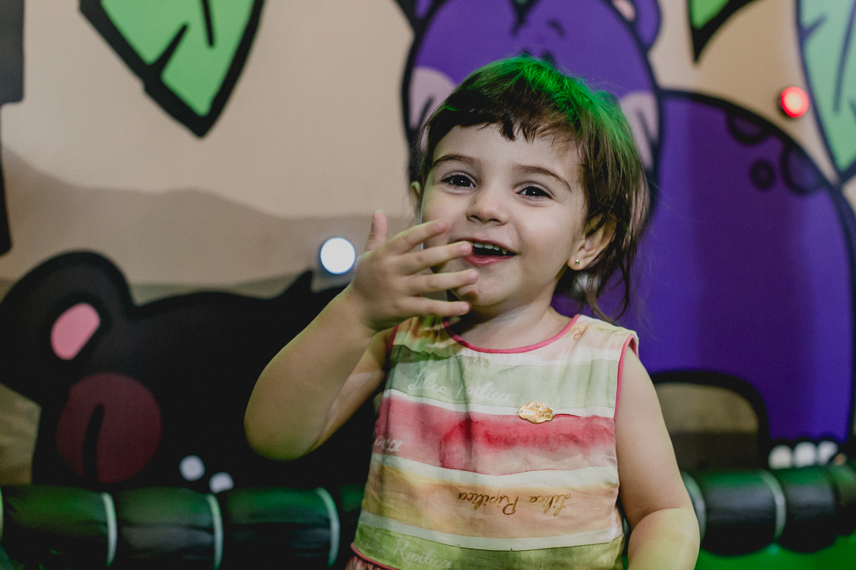 luiza colocando a mao na boca