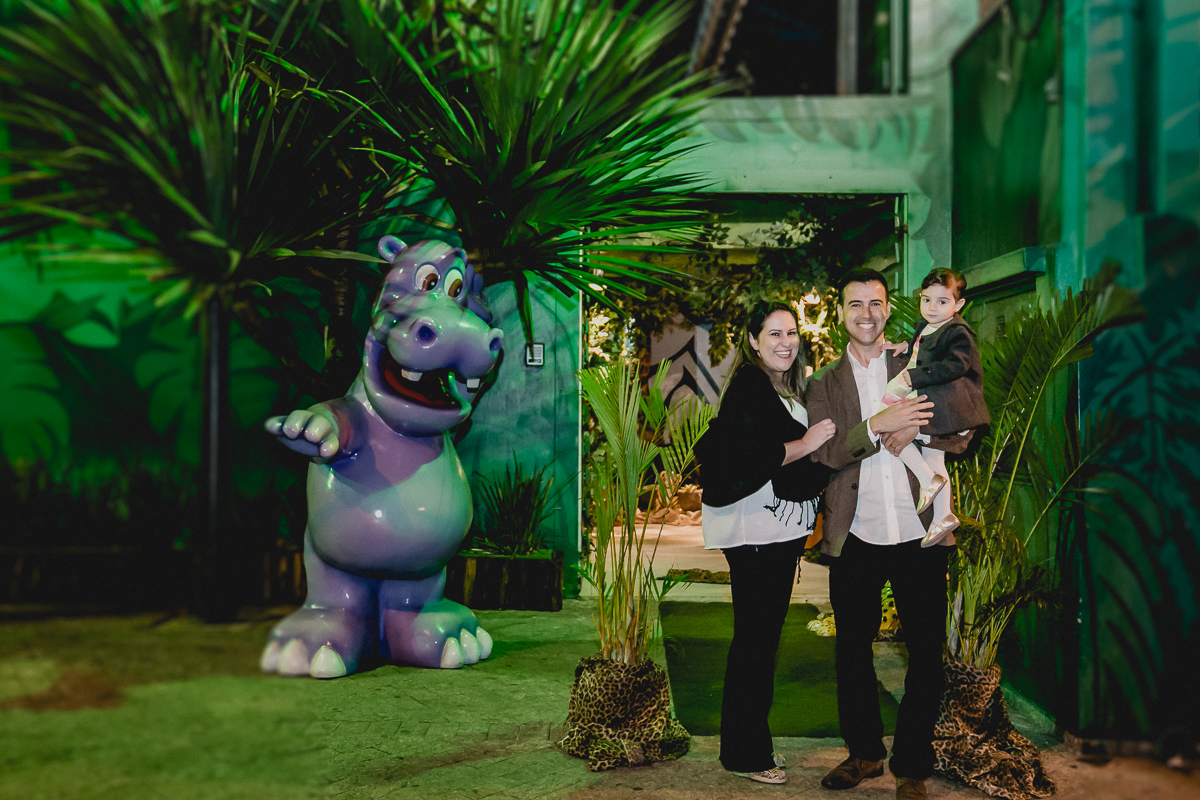 retrato de familia na frente do buffet little jungle