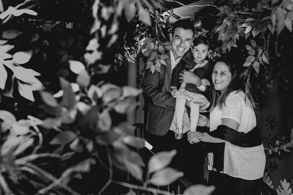 foto de familia na entrada do buffet em preto e branco