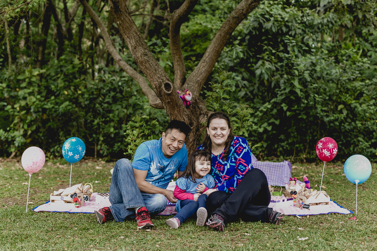papai e mamãe fazendo cosquinha na pietra