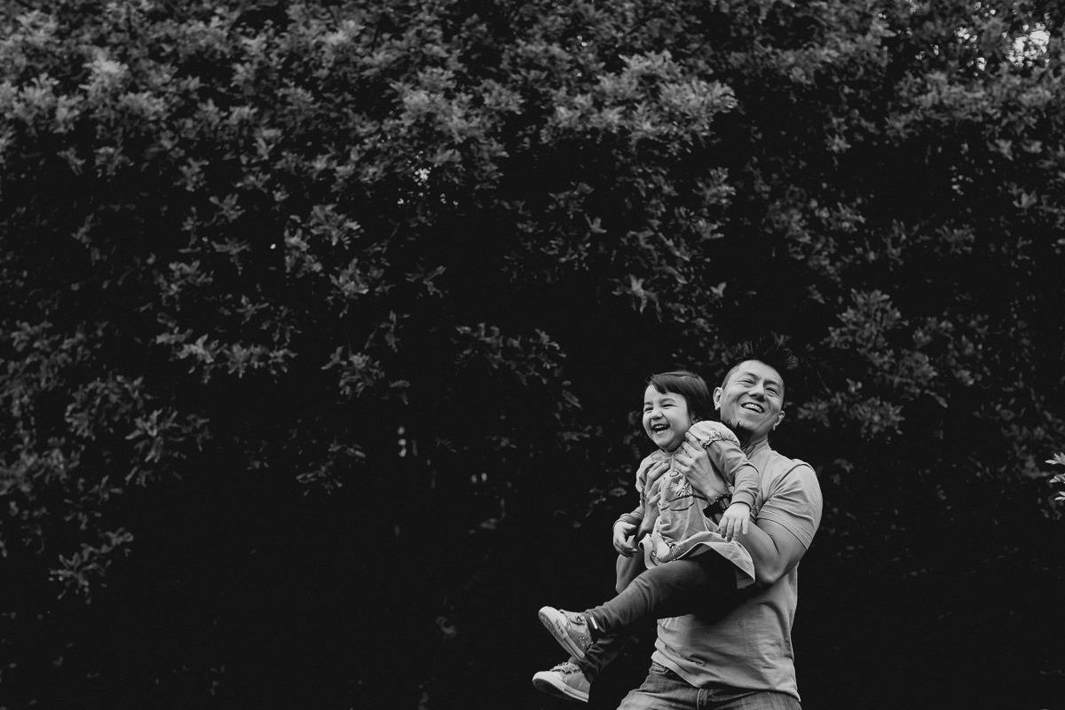 foto em preto e branco do papai jogando a pietra para cima
